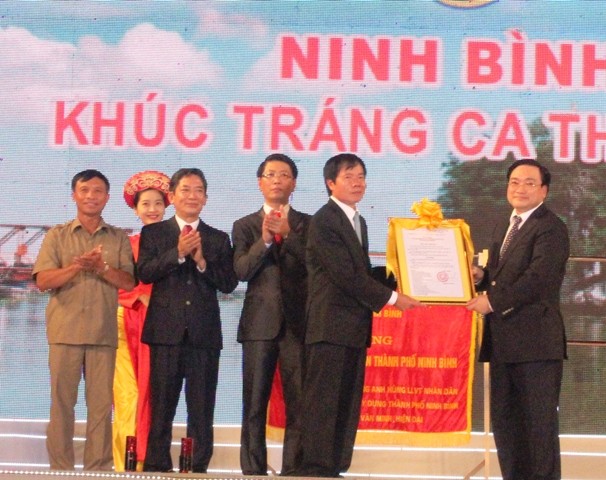Phó thủ tướng trao Quyết định TP Ninh Bình lên đô thị loại II - ảnh 1
